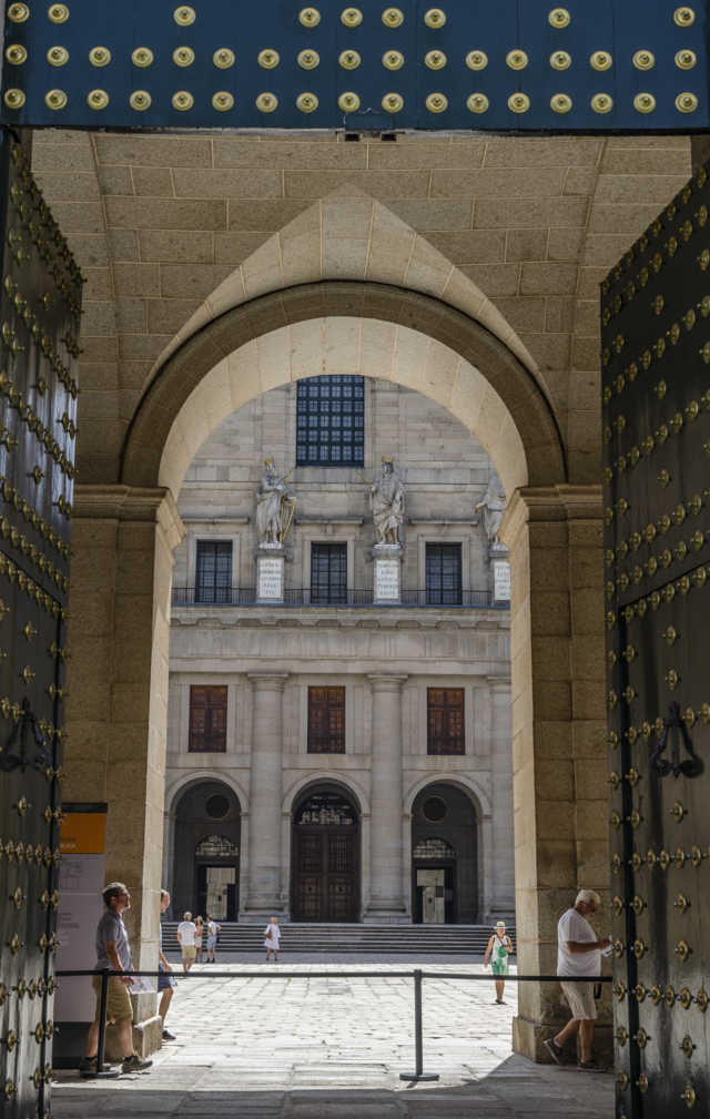 74 - Comunidad de Madrid - San Lorenzo del Escorial - Monasterio de San Lorenzo del Escorial - entrada